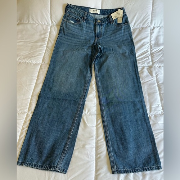 NWTs Hollister Sz 8 LowRise Loose Through Hip and Thigh Straight Leg Jeans - Picture 1 of 6